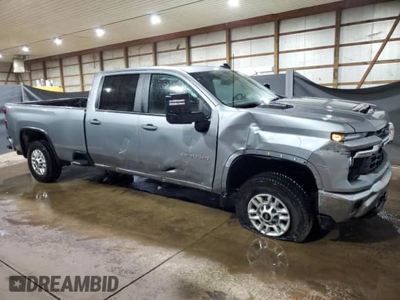 2025 Chevrolet Silverado 2500HD LT z VIN 1GC1KNEYXSF301448, wystawiony jako Copart lot #80892495 z przebiegiem 7 395 mil mil oraz Czysty tytuł • Clean title. Historia ofert i sprzedaży dostępna na DreamBid. Obrazek 4.