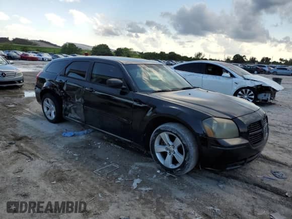 2005 Dodge Magnum SE with VIN 2D4FV48V55H692409, listed as a Copart auction lot 55905624 with 221,676 mi miles and Salvage title. Bid and sale history available at DreamBid. Image 4.
