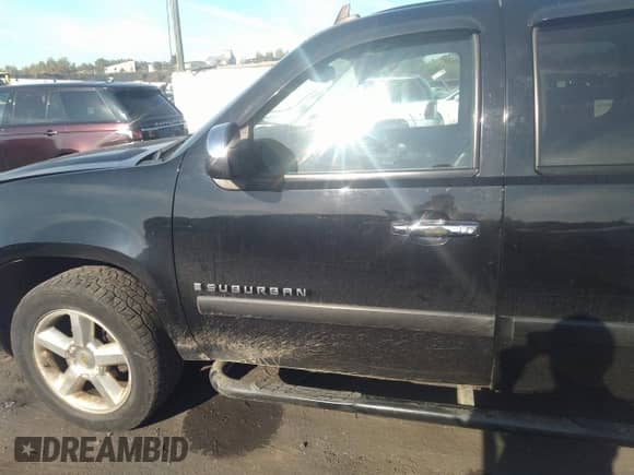 2007 Chevrolet Suburban LTZ with VIN 1GNFK16Y67R335493, listed as a IAAI auction lot 40343214 with 181,891 mi miles and . Bid and sale history available at DreamBid. Image 14.