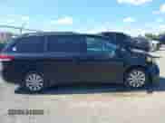 2014 Toyota Sienna LE z VIN 5TDJK3DC0ES091392, wystawiony jako IAAI lot #43138131 z przebiegiem 161 711 mil mil oraz . Historia ofert i sprzedaży dostępna na DreamBid. Obrazek 13.