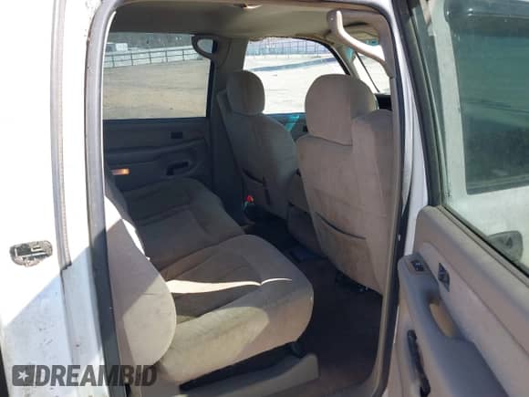 2001 Chevrolet Silverado 1500HD LS z VIN 1GCGC13U61F172302, wystawiony jako IAAI lot #41764662 z przebiegiem 218 807 mil mil oraz . Historia ofert i sprzedaży dostępna na DreamBid. Obrazek 8.