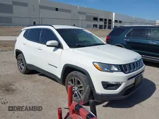 2017 Jeep Compass Latitude z VIN 3C4NJCBB2HT598013, wystawiony jako IAAI lot #42870359 z przebiegiem 145 756 mil mil oraz . Historia ofert i sprzedaży dostępna na DreamBid. Obrazek 1.