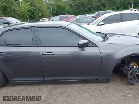 2019 Chrysler 300 S с VIN 2C3CCABG2KH515735, выставлен на аукционе IAAI как лот 42697563 с пробегом 116 768 миль миль и . История ставок и продаж доступна на DreamBid. Изображение 13.