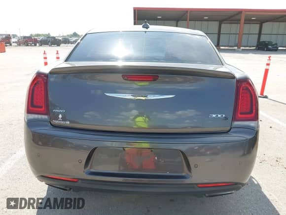 2016 Chrysler 300 S с VIN 2C3CCAGG9GH147960, выставлен на аукционе IAAI как лот 42691867 с пробегом 143 102 миль миль и . История ставок и продаж доступна на DreamBid. Изображение 16.