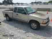 2000 Chevrolet S-10 LS z VIN 1GCDT19W0YK211706, wystawiony jako Copart lot #69227405 z przebiegiem 156 404 mil mil oraz Szkoda całkowita • Salvage title. Historia ofert i sprzedaży dostępna na DreamBid. Obrazek 4.