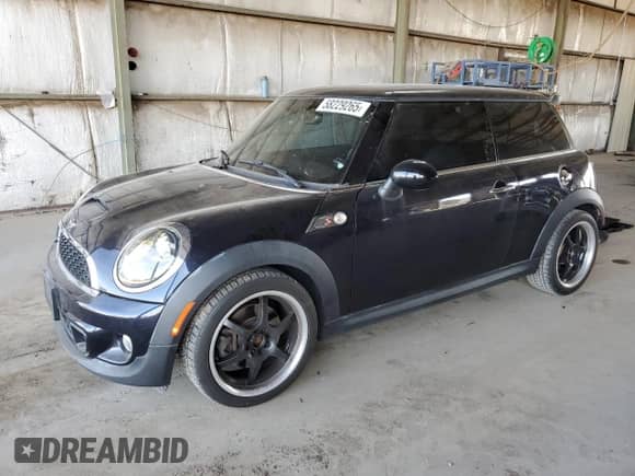 2013 MINI Hardtop S с VIN WMWSV3C54DT393182, выставлен на аукционе Copart как лот 58229265 с пробегом 59 459 миль миль и Списание • Salvage title. История ставок и продаж доступна на DreamBid. Изображение 1.