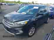 2017 Ford Escape SE z VIN 1FMCU9GD3HUB64504, wystawiony jako IAAI lot #43069107 z przebiegiem 133 830 mil mil oraz . Historia ofert i sprzedaży dostępna na DreamBid. Obrazek 2.