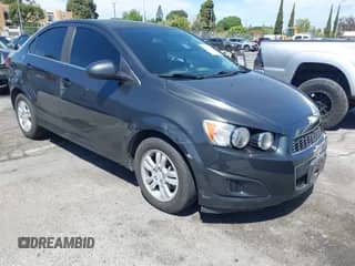 2014 Chevrolet Sonic LT z VIN 1G1JC5SB7E4146444, wystawiony jako IAAI lot #42014386 z przebiegiem 85 122 mil mil oraz . Historia ofert i sprzedaży dostępna na DreamBid. Obrazek 1.