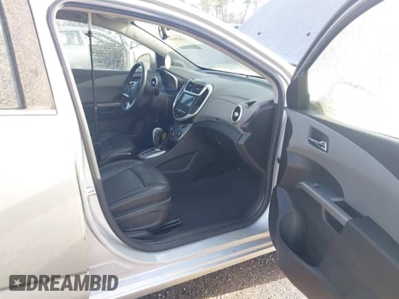 2018 Chevrolet Sonic Premier z VIN 1G1JF5SB6J4137350, wystawiony jako IAAI lot #41928048 z przebiegiem 90 206 mil mil oraz . Historia ofert i sprzedaży dostępna na DreamBid. Obrazek 5.