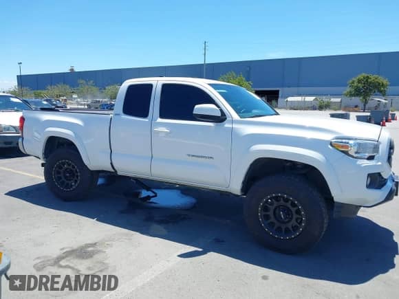 2018 Toyota Tacoma SR5 z VIN 5TFSZ5AN7JX125771, wystawiony jako IAAI lot #42783782 z przebiegiem 152 340 mil mil oraz . Historia ofert i sprzedaży dostępna na DreamBid. Obrazek 1.