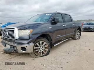 2012 Toyota Tundra Limited z VIN 5TFHW5F18CX266053, wystawiony jako Copart lot #58779635 z przebiegiem Nie podano mil oraz Szkoda całkowita • Salvage title. Historia ofert i sprzedaży dostępna na DreamBid. Obrazek 1.