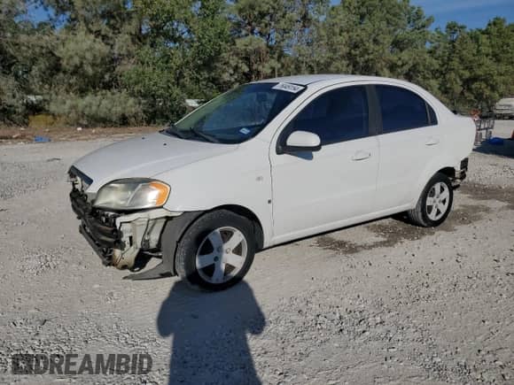 2008 Chevrolet Aveo LS z VIN KL1TD56628B259977, wystawiony jako Copart lot #76049154 z przebiegiem 113 671 mil mil oraz Czysty tytuł • Clean title. Historia ofert i sprzedaży dostępna na DreamBid. Obrazek 1.