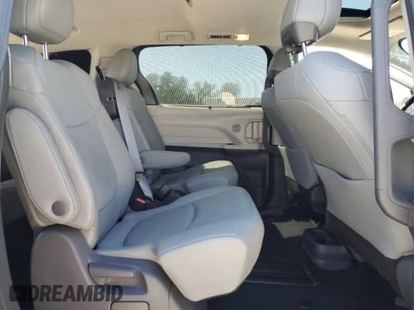 2021 Toyota Sienna XLE z VIN 5TDYRKEC4MS063354, wystawiony jako Copart lot #70983835 z przebiegiem 26 658 mil mil oraz Szkoda całkowita • Salvage title. Historia ofert i sprzedaży dostępna na DreamBid. Obrazek 11.