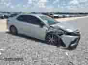 2023 Toyota Camry SE z VIN 4T1G11AK9PU104521, wystawiony jako Copart lot #63671725 z przebiegiem 69 960 mil mil oraz Nie do naprawy • Non repairable. Historia ofert i sprzedaży dostępna na DreamBid. Obrazek 4.