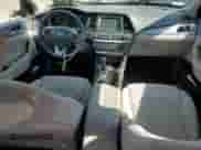 2018 Hyundai Sonata SE с VIN 5NPE24AF6JH702287, выставлен на аукционе Copart как лот 64619935 с пробегом 83 932 миль миль и Списание • Salvage title. История ставок и продаж доступна на DreamBid. Изображение 8.