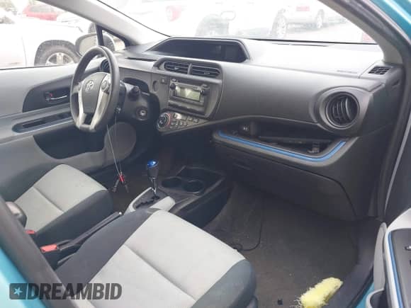 2013 Toyota Prius One z VIN JTDKDTB35D1049040, wystawiony jako IAAI lot #43130782 z przebiegiem 96 170 mil mil oraz . Historia ofert i sprzedaży dostępna na DreamBid. Obrazek 5.