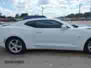 2017 Chevrolet Camaro 1LT z VIN 1G1FB1RSXH0184558, wystawiony jako IAAI lot #43484857 z przebiegiem 59 261 mil mil oraz . Historia ofert i sprzedaży dostępna na DreamBid. Obrazek 13.