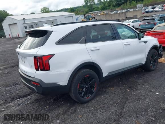 2021 Kia Sorento S with VIN 5XYRLDLC3MG018326, listed as a IAAI auction lot 42691738 with 58,070 mi miles and . Bid and sale history available at DreamBid. Image 4.