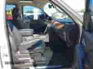 2013 Cadillac Escalade z VIN 1GYS3FEJ8DR211799, wystawiony jako IAAI lot #41751690 z przebiegiem 162 992 mil mil oraz . Historia ofert i sprzedaży dostępna na DreamBid. Obrazek 5.