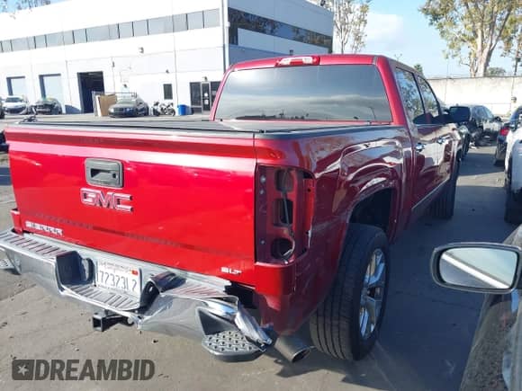 2018 GMC Sierra 1500 SLT z VIN 3GTP1NEC7JG332428, wystawiony jako IAAI lot #43496885 z przebiegiem Nie podano mil oraz . Historia ofert i sprzedaży dostępna na DreamBid. Obrazek 4.