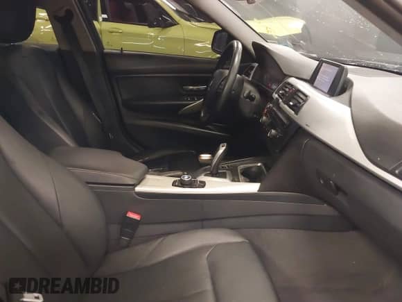 2013 BMW 3 Series 328i xDrive z VIN WBA3B3G53DNR80324, wystawiony jako IAAI lot #41490385 z przebiegiem 177 026 mil mil oraz . Historia ofert i sprzedaży dostępna na DreamBid. Obrazek 5.