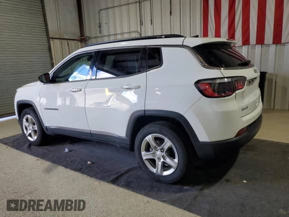 2023 Jeep Compass Latitude z VIN 3C4NJDBN5PT561715, wystawiony jako Copart lot #87426465 z przebiegiem 49 068 mil mil oraz Czysty tytuł • Clean title. Historia ofert i sprzedaży dostępna na DreamBid. Obrazek 2.