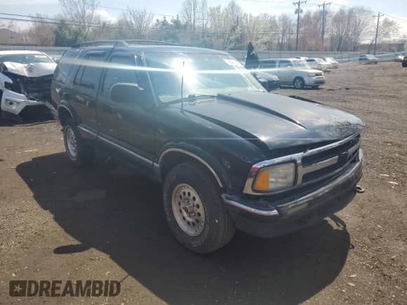 1997 Chevrolet Blazer LS with VIN 1GNDT13W4V2246213, listed as a Copart auction lot 53987545 with 198,281 mi miles and Salvage title. Bid and sale history available at DreamBid. Image 4.