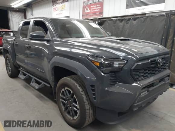2024 Toyota Tacoma SR5 z VIN 3TMLB5JN7RM065128, wystawiony jako IAAI lot #42327526 z przebiegiem 8 385 mil mil oraz . Historia ofert i sprzedaży dostępna na DreamBid. Obrazek 1.