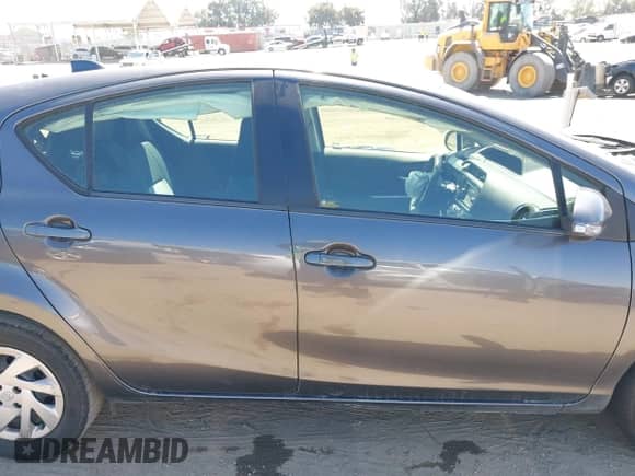 2015 Toyota Prius One z VIN JTDKDTB38F1112411, wystawiony jako IAAI lot #42632251 z przebiegiem 114 157 mil mil oraz . Historia ofert i sprzedaży dostępna na DreamBid. Obrazek 14.