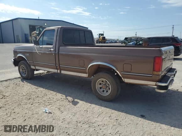 1989 Ford F-150 z VIN 2FTDF15Y1KCB50506, wystawiony jako Copart lot #68017895 z przebiegiem 77 537 mil mil oraz Czysty tytuł • Clean title. Historia ofert i sprzedaży dostępna na DreamBid. Obrazek 2.