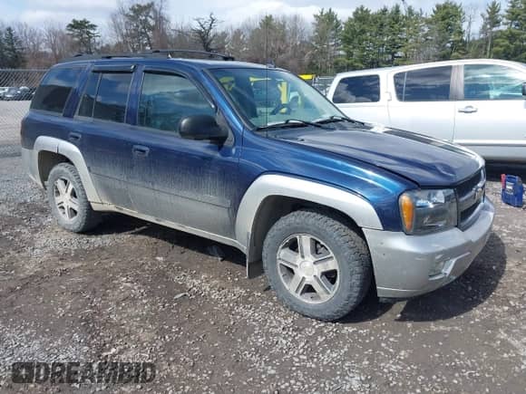 2007 Chevrolet TrailBlazer LT z VIN 1GNDT13S772215411, wystawiony jako IAAI lot #41883115 z przebiegiem 221 815 mil mil oraz . Historia ofert i sprzedaży dostępna na DreamBid. Obrazek 1.