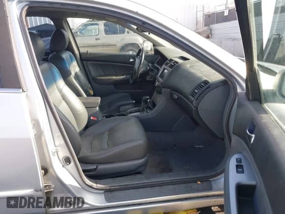 2006 Honda Accord with NAVI z VIN JHMCN36506C000038, wystawiony jako IAAI lot #43012636 z przebiegiem 164 211 mil mil oraz . Historia ofert i sprzedaży dostępna na DreamBid. Obrazek 5.