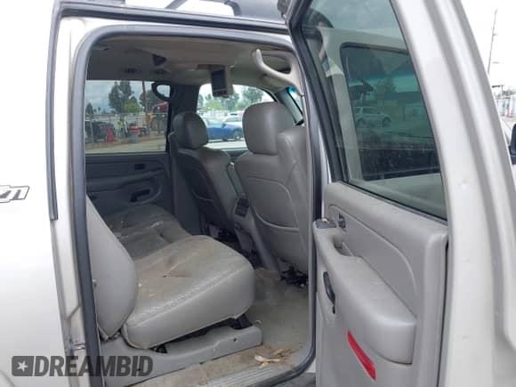 2004 Chevrolet Suburban LS z VIN 3GNFK16Z04G134581, wystawiony jako IAAI lot #41928119 z przebiegiem 300 725 mil mil oraz . Historia ofert i sprzedaży dostępna na DreamBid. Obrazek 8.