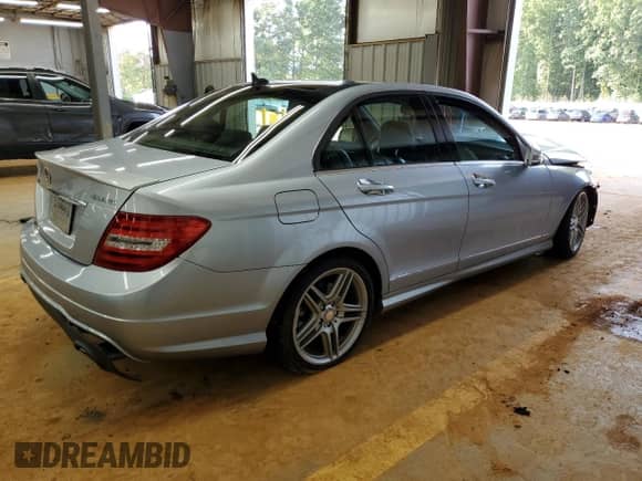 2013 Mercedes-Benz C 300 Luxury z VIN WDDGF8AB5DA780045, wystawiony jako Copart lot #84915775 z przebiegiem 134 064 mil mil oraz Szkoda całkowita • Salvage title. Historia ofert i sprzedaży dostępna na DreamBid. Obrazek 3.