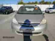 2006 Toyota Sienna XLE z VIN 5TDBA22C46S055629, wystawiony jako Copart lot #67286625 z przebiegiem 294 138 mil mil oraz Szkoda całkowita • Salvage title. Historia ofert i sprzedaży dostępna na DreamBid. Obrazek 5.