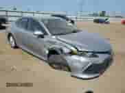 2021 Toyota Camry LE z VIN 4T1R11AK8MU455540, wystawiony jako Copart lot #82185805 z przebiegiem 16 292 mil mil oraz Szkoda całkowita • Salvage title. Historia ofert i sprzedaży dostępna na DreamBid. Obrazek 4.