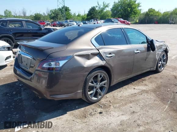 2014 Nissan Maxima SV z VIN 1N4AA5AP9EC441275, wystawiony jako IAAI lot #42586862 z przebiegiem Nie podano mil oraz . Historia ofert i sprzedaży dostępna na DreamBid. Obrazek 4.