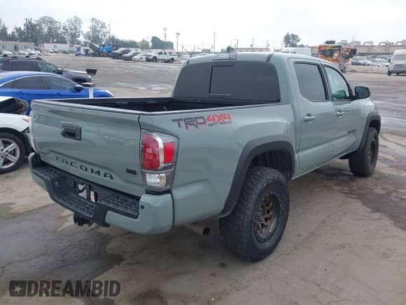 2023 Toyota Tacoma SR z VIN 3TMCZ5AN7PM543217, wystawiony jako IAAI lot #43400966 z przebiegiem 59 385 mil mil oraz . Historia ofert i sprzedaży dostępna na DreamBid. Obrazek 4.