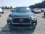 2018 Toyota Tacoma SR5 z VIN 5TFSZ5AN2JX151257, wystawiony jako IAAI lot #42895721 z przebiegiem 157 990 mil mil oraz . Historia ofert i sprzedaży dostępna na DreamBid. Obrazek 12.