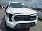 2024 Toyota Tacoma SR5 с VIN 3TYLB5JN4RT009863, выставлен на аукционе IAAI как лот 42054379 с пробегом 8 360 миль миль и . История ставок и продаж доступна на DreamBid. Изображение 6.