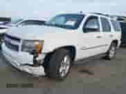 2010 Chevrolet Tahoe LTZ z VIN 1GNUCCE09AR108348, wystawiony jako IAAI lot #41839513 z przebiegiem 199 458 mil mil oraz . Historia ofert i sprzedaży dostępna na DreamBid. Obrazek 2.