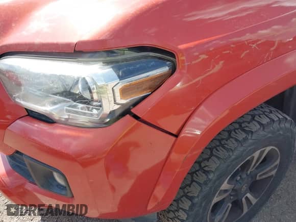 2016 Toyota Tacoma SR5 z VIN 5TFAZ5CN9GX013992, wystawiony jako IAAI lot #42788699 z przebiegiem 120 443 mil mil oraz . Historia ofert i sprzedaży dostępna na DreamBid. Obrazek 6.