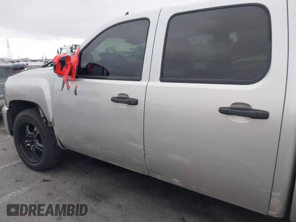 2011 Chevrolet Silverado 1500 LS z VIN 3GCPKREA4BG390355, wystawiony jako IAAI lot #42206957 z przebiegiem 153 766 mil mil oraz . Historia ofert i sprzedaży dostępna na DreamBid. Obrazek 18.