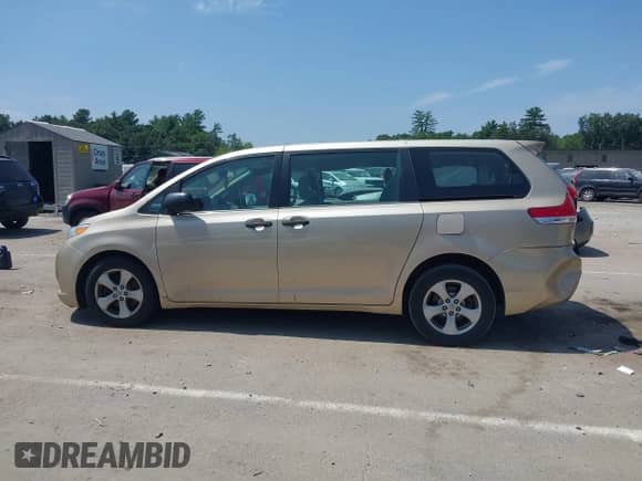 2013 Toyota Sienna L z VIN 5TDZK3DC3DS321573, wystawiony jako IAAI lot #42948394 z przebiegiem 98 780 mil mil oraz . Historia ofert i sprzedaży dostępna na DreamBid. Obrazek 14.