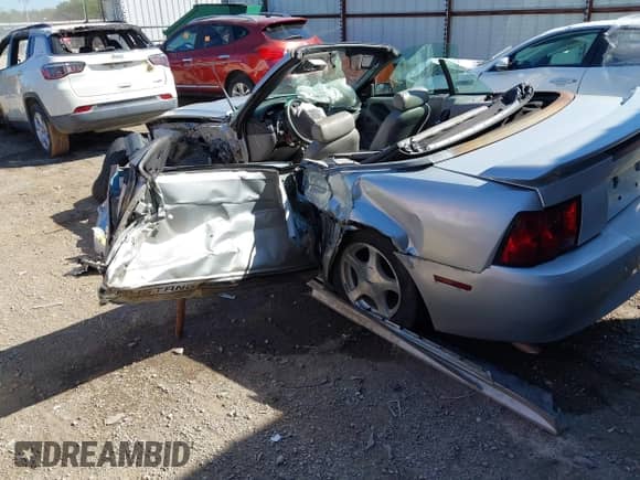 2001 Ford Mustang Deluxe with VIN 1FAFP44451F239509, listed as a IAAI auction lot 43357136 with Not provided miles and . Bid and sale history available at DreamBid. Image 3.