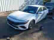 2024 Hyundai Elantra SEL z VIN KMHLM4DG1RU655091, wystawiony jako IAAI lot #43538404 z przebiegiem 45 395 mil mil oraz . Historia ofert i sprzedaży dostępna na DreamBid. Obrazek 2.