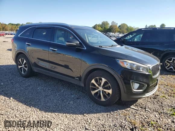 2016 Kia Sorento EX z VIN 5XYPHDA16GG127264, wystawiony jako Copart lot #81999055 z przebiegiem 154 924 mil mil oraz Czysty tytuł • Clean title. Historia ofert i sprzedaży dostępna na DreamBid. Obrazek 4.