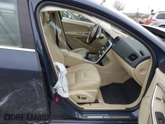 2015 Volvo S60 T5 Premier с VIN YV1612TK4F1342449, выставлен на аукционе IAAI как лот 41478701 с пробегом 106 884 миль миль и . История ставок и продаж доступна на DreamBid. Изображение 5.