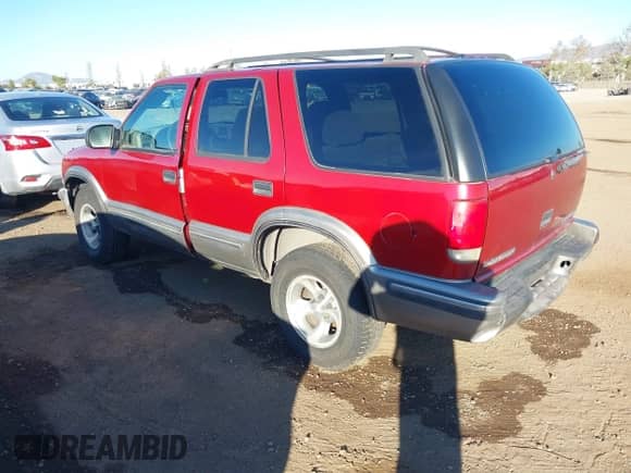 1999 Chevrolet Blazer LT with VIN 1GNCS13WXX2197052, listed as a IAAI auction lot 40851811 with 140,060 mi miles and . Bid and sale history available at DreamBid. Image 3.
