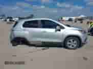 2020 Chevrolet Trax LS z VIN 3GNCJKSB1LL231587, wystawiony jako IAAI lot #43065143 z przebiegiem 113 109 mil mil oraz . Historia ofert i sprzedaży dostępna na DreamBid. Obrazek 14.
